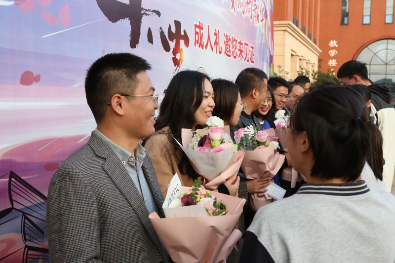 4班主任獻(xiàn)花.JPG